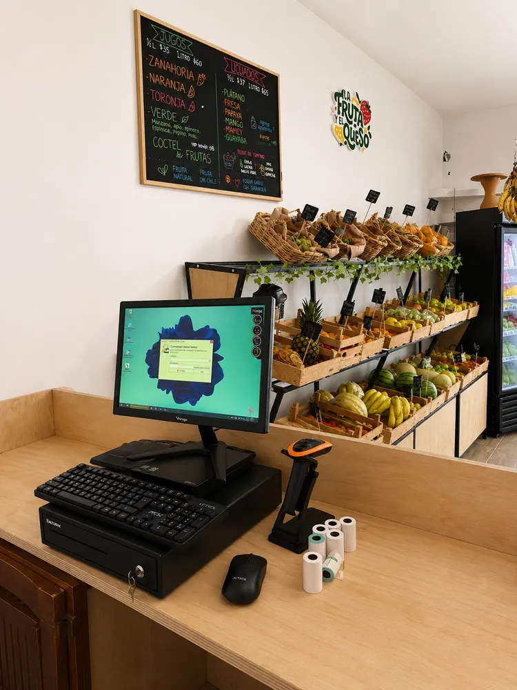 Equipo KASSE instalado en un negocio de frutas y jugos